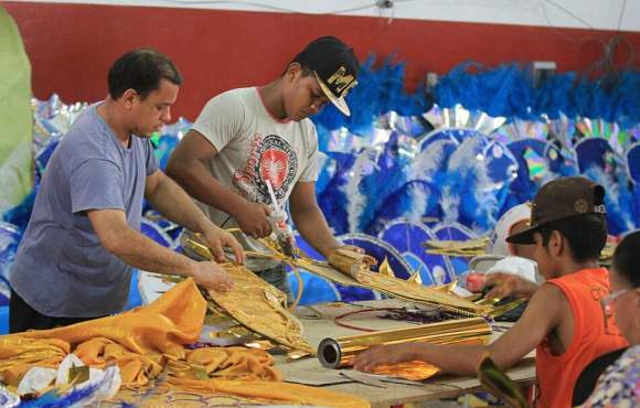 Desfile das escolas de samba sem julgamento será hoje e amanhã em Corumbá