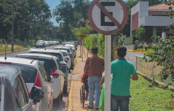 Proibição de estacionar perto de hospital faz condutor se arriscar a levar multa