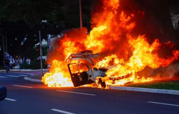 Carro pega fogo no meio da Afonso Pena e desce sozinho até parar em canteiro