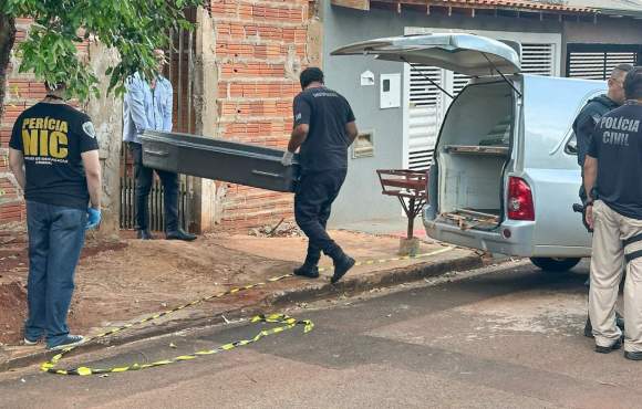 Mulher mata companheiro com facada no pescoço