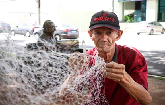 Ailton tenta costurar recomeço com rede de pesca após 18 anos na prisão