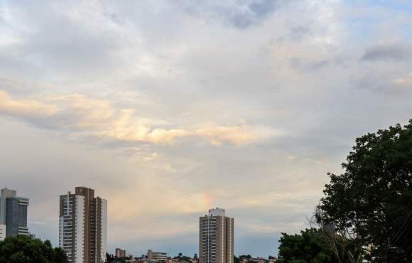 Dia deve ser marcado por altas temperaturas e tempo instável