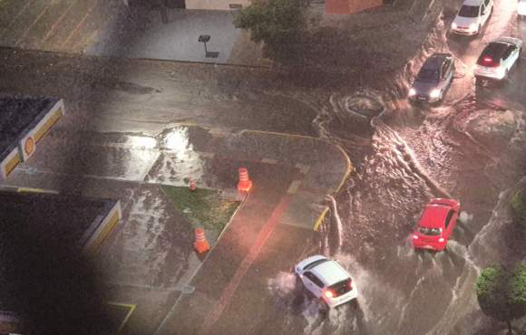 Chuva provoca alagamentos e deixa carros ilhados na Rachid Neder